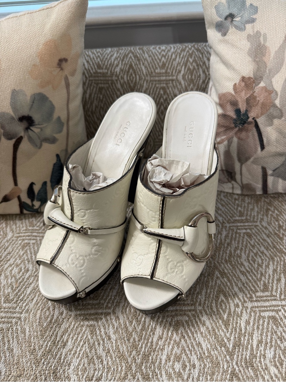 Gucci Ivory Patent Leather Open-Toe Mule with Silver Horsebit
